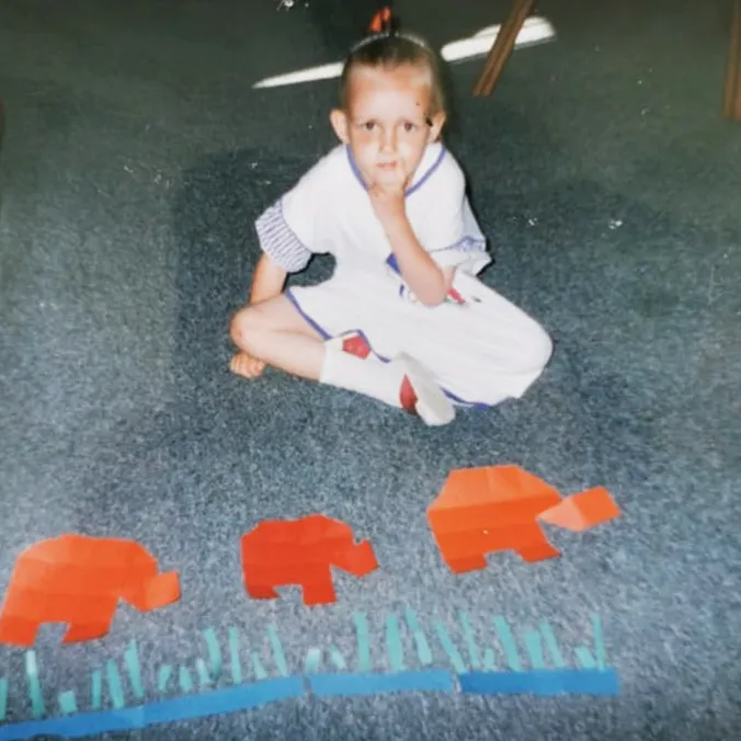 foto van Wilma Vis als kind met papier knutselwerkjes om haar heen